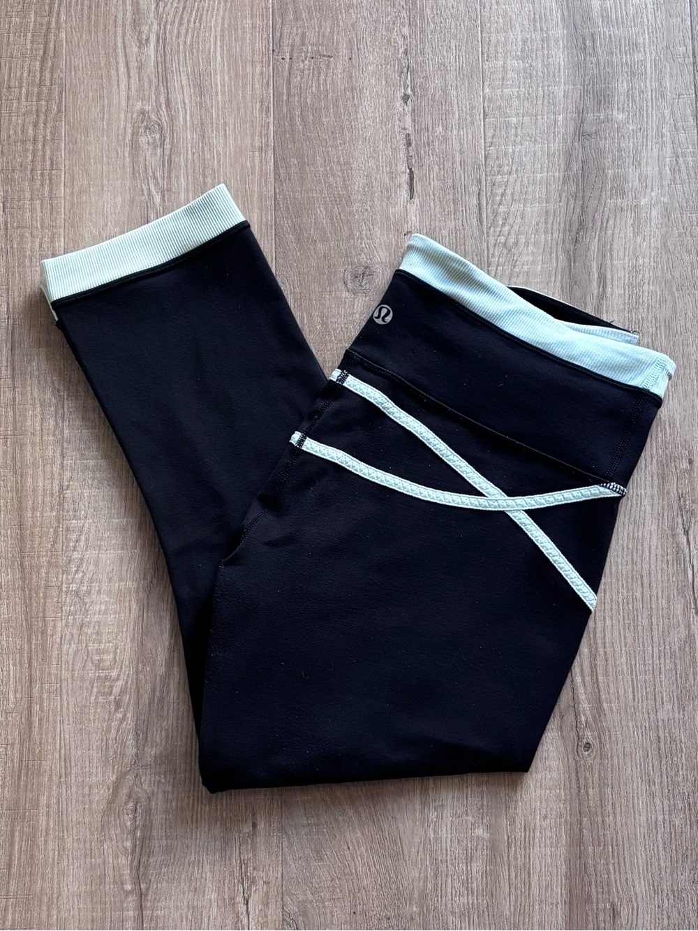 Lululemon Roll Out Crop 21” in Black / Fresh Teal *Full On Luon